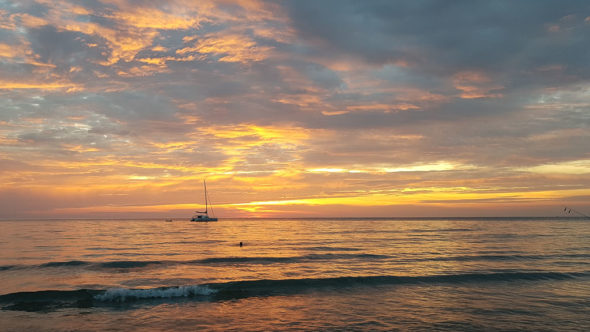 Sonnenuntergang am White Sand Beach auf Koh Chang