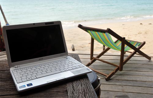 Bild: Reise-Laptop am Strand