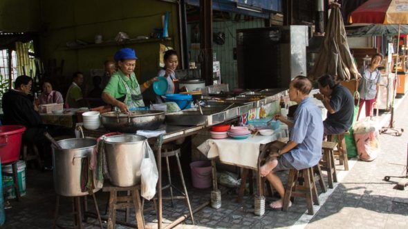 Essen am Wongwiang Yai Bahnhof in Bankgok