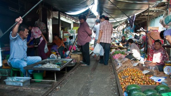 Mae Klong Eisenbahn-Markt in Thailand