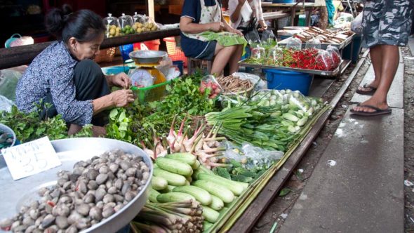 Mae Klong Eisenbahn-Markt in Thailand