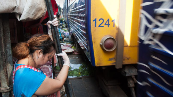 In Mae Klong fährt der Zug durch den Markt