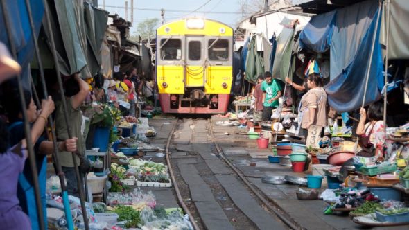 Mae Klong: Zug fährt durch den Markt