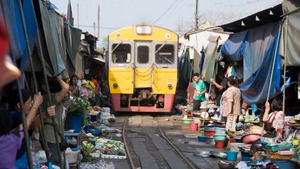 Mae Klong: Zug fährt durch den Markt