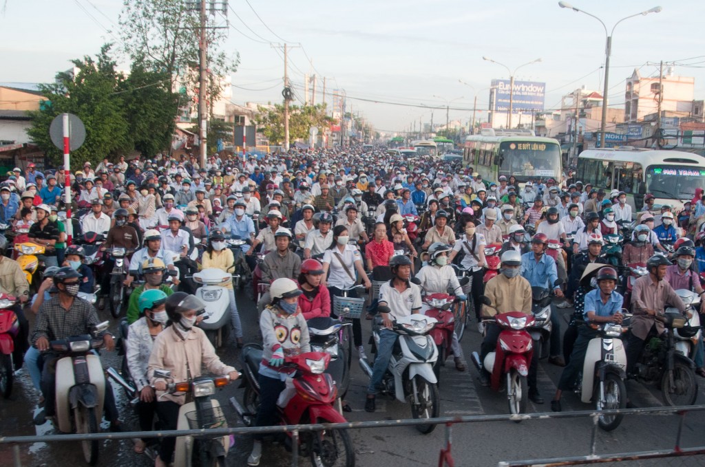 Bild: Mopeds in Ho-Chi-Minh-Stadt am Bahnschranken - Vietnam