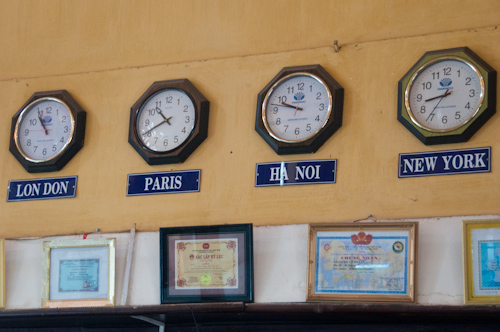 Bild: Weltzeituhr im Bahnhof Da Lat in Vietnam