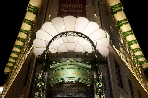 Bild: Urbance Haus - Galerija Emporium in Ljubljana bei Nacht