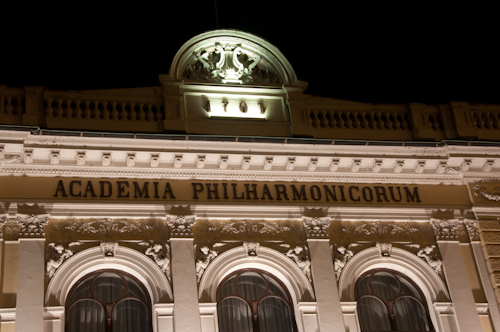 Bild: Philharmonie Ljubljana bei Nacht
