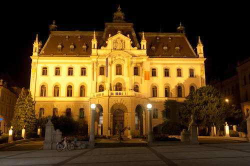 Bild: Universität Ljubljana bei Nacht