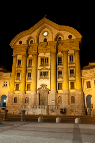 Bild: Ursulinenkirche in Ljubljana bei Nacht