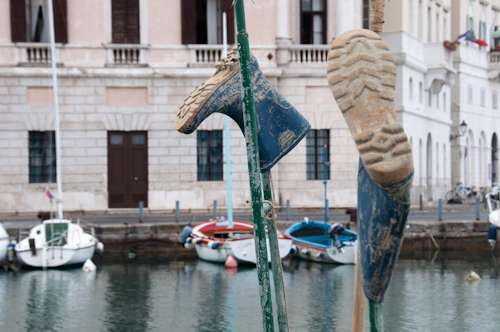 Bild: Fischer-Stiefel im Hafen von Piran