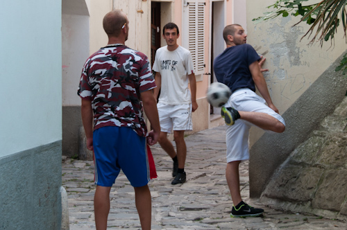 Bild: Fußballspiel in den Gassen von Piran