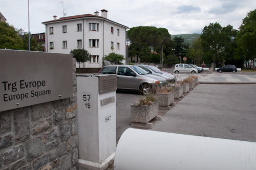 ild: Grenze zwischen Gorizia und Nova Gorica am Bahnhofsvorplatz