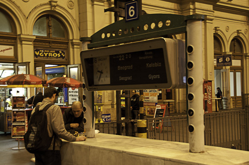 Bild: Bahnsteiganzeige Budapest Keleti pu