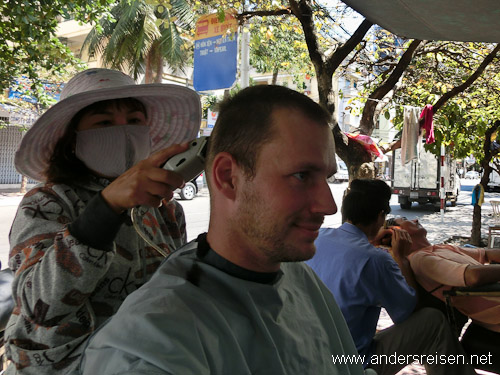 Bild: Straßen-Friseur in Nha Trang