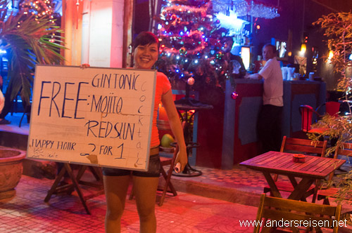 Bild: Zu Tet stehen Touristen bei manchen Bars vor verschlossenen Türen