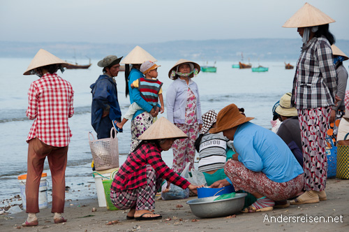 Bild: Fischer am Strand von Mui Ne - Vietnam