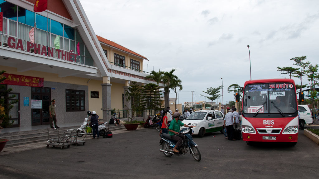 Die Reise mit dem Zug nach Mui Ne endet im neuen Bahnhof Phan Thiet