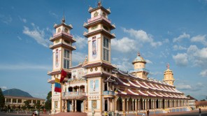 Bild: Der Cao Dai Tempel in Tay Ninh ist das religiöse Zentrum des Caodaismus