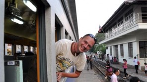 Gerhard im Zug in Thailand