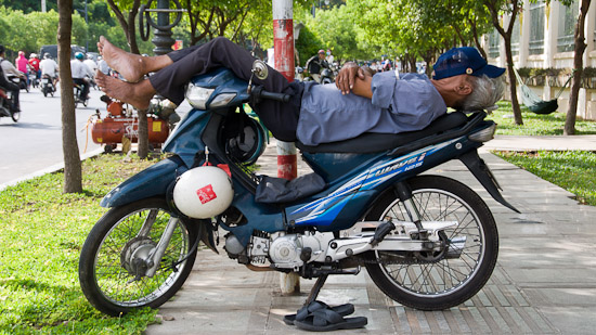 Bild: Schlafender Fahrer am Motorrad in Vietnam