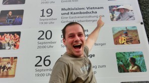 Bild: Gerhard vor den Programmankündigungen des emailWERKs