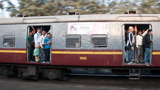 Bild: Voller Vorortezug in Mumbai