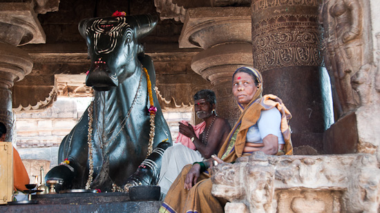 Bild: Nandi und Gläubige bei einem Tempel in Pattadakal