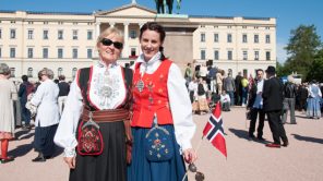 Bild: Damen in norwegischer Tracht in Oslo