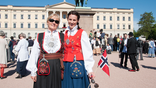 Bild: Damen in norwegischer Tracht in Oslo