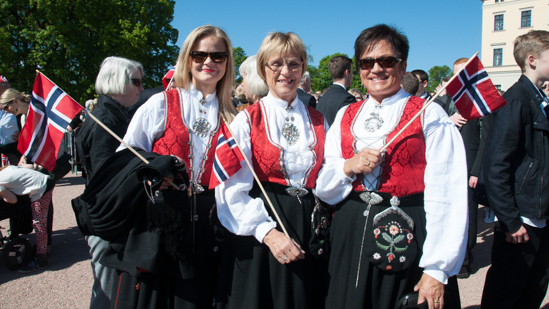Bild: Damen in Norwegischer Tracht in Oslo