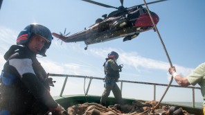 Bild: Sea King Training am Krabbenfisch-Kutter "Crangon" vor der Küste von Ostende in Belgien