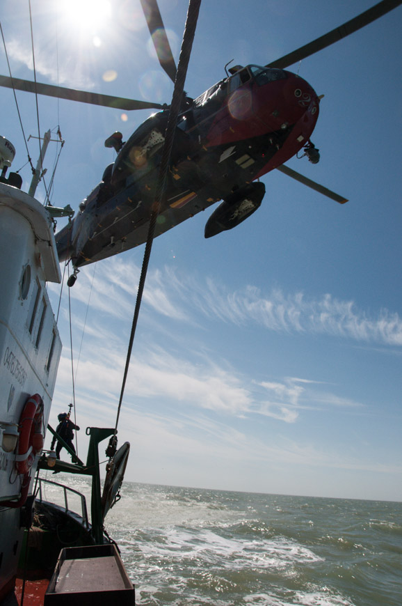 Bild: Sea King Training am Krabbenfisch-Kutter "Crangon" vor der Küste von Ostende in Belgien