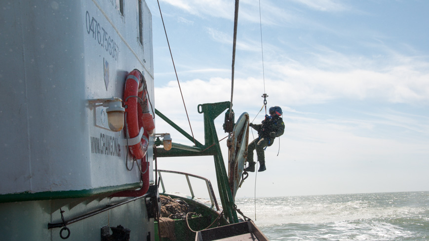 Bild: Sea King Training am Krabbenfisch-Kutter "Crangon" vor der Küste von Ostende in Belgien