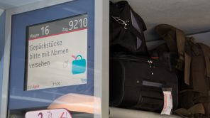Bild: In Frankreich muß Reisegepäck im Zug mit einem Namensschild versehen sein.
