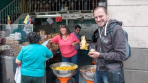Bild: Gerhard mit Snacks in Ecuador