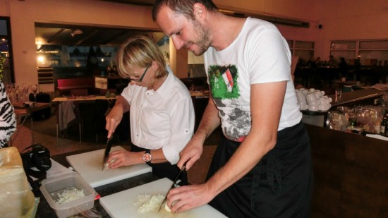Bild: Sonja und Gerhard im Cook and Wine beim Zwiebelschneiden