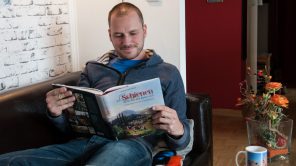 Bild: Gerhard Liebenberger mit Buch "Auf Schienen durch das alte Österreich"