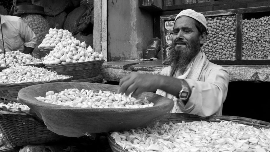 Bild: Knoblauch-Verkäufer im Null Bazar in Mumbai