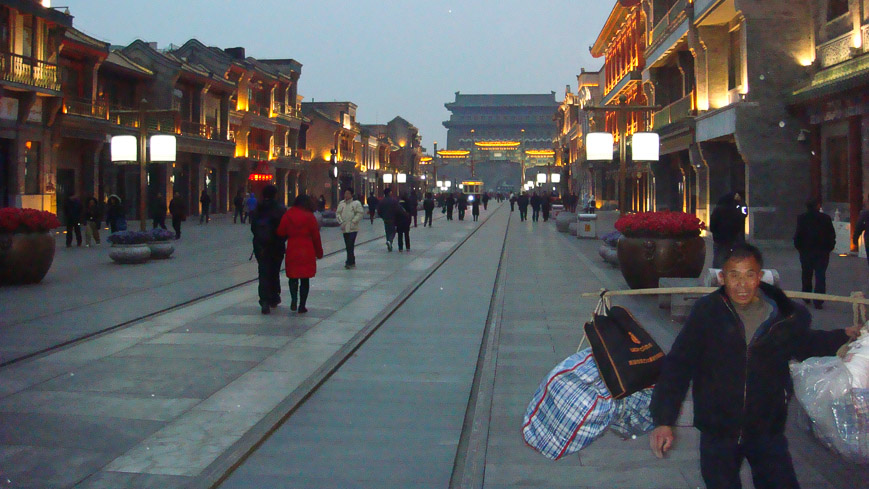 Bild: Qianmen Dajie in Peking