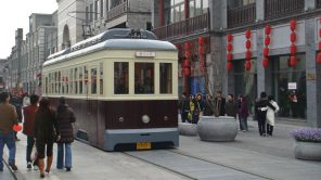 Bild: Tram in der Qianmen Dajie in Peking