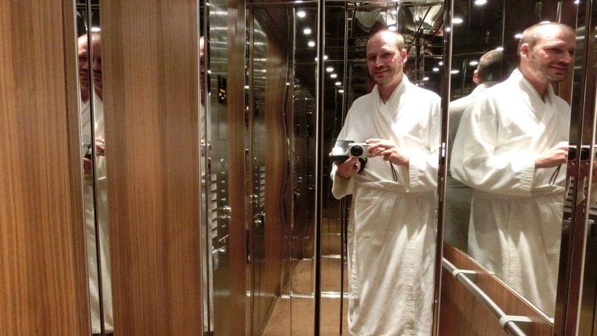 Bild: Gerhard im Bademantel im Elevator