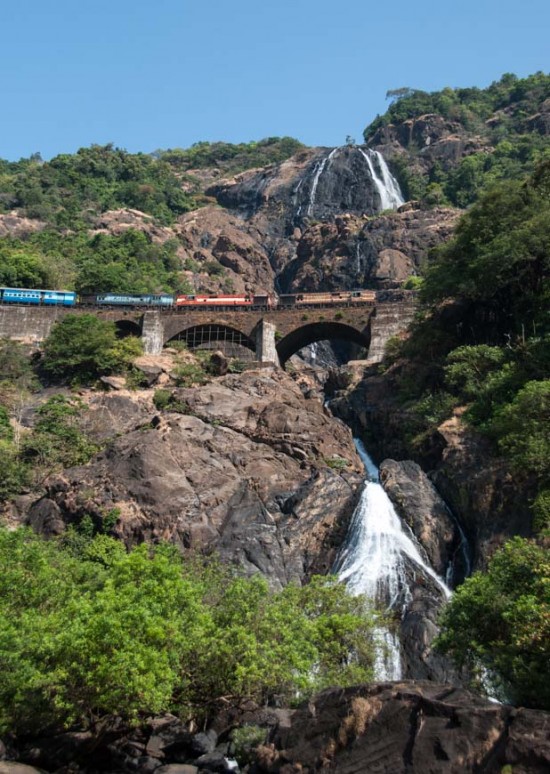 Bild: Chennai Express auf der Brücke über die Dudhsagar Wasserfälle