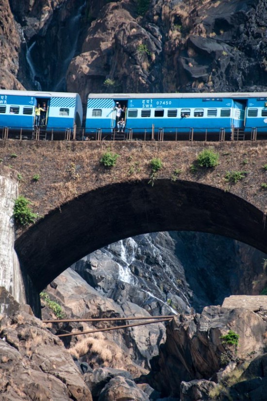 Bild: Chennai - Vasco Da Gama Express auf der Brücke über die Dudhsagar Wasserfälle