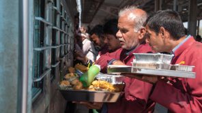 Bild: Händler am Bahnhof in Indien