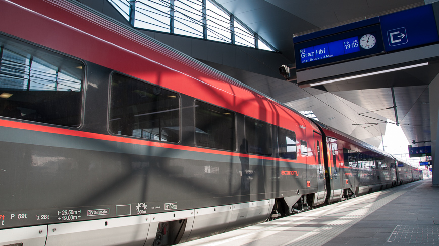 Railjet nach Graz in Wien Hauptbahnhof