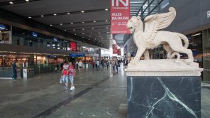 Bild: Markuslöwe am Hauptbahnhof Wien