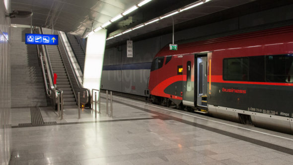 Railjet Zug im Flughafen Wien