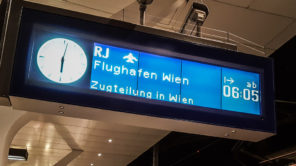 Zug zum Flughafen Wien - Anzeige am Bahnsteig