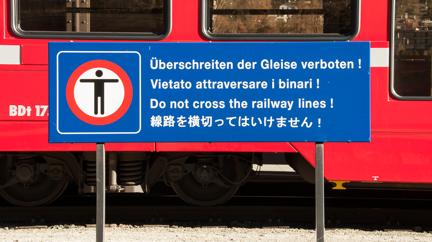 Bild: Japanische Tafel in der Schweiz bei der Rhätischen Bahn in Pontresina